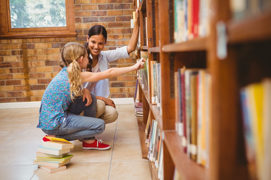 Книга случайная девочка. Выбирает книгу. A Tutor in a Library. Помогу выбрать книгу.